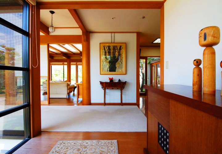 正面壁の左側の丸太柱は和室を構成している８本柱の一本