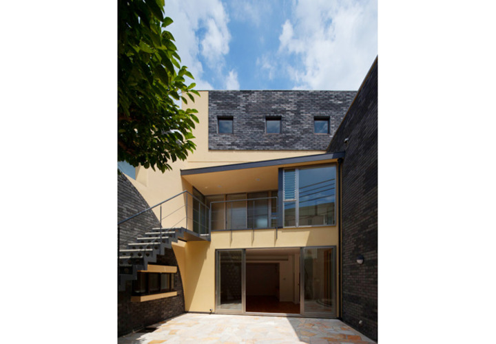 屋外階段が設置された中庭