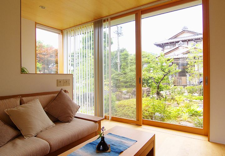 リビングから既存の庭（庭１）をみる