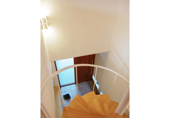 玄関吹き抜けの螺旋階段