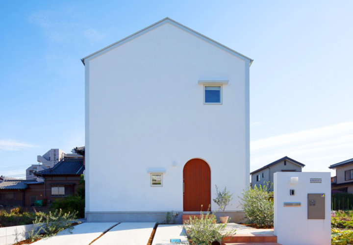 白い家・アーチの玄関扉