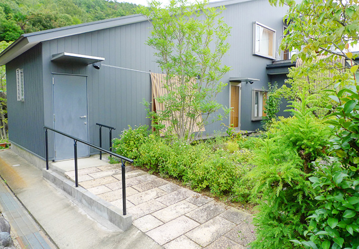 デイサービスの車寄せにもなるサブエントランス