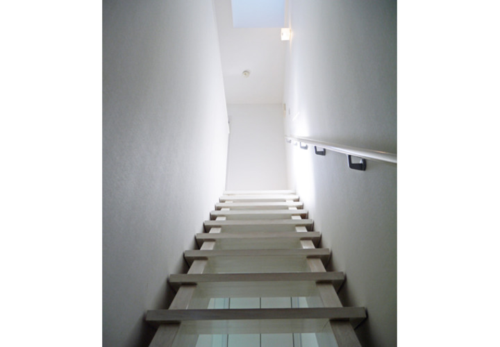 トップライトからの光を浴びる階段