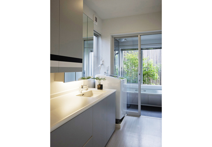 ユニットバスによる開放的な浴室と洗面脱衣