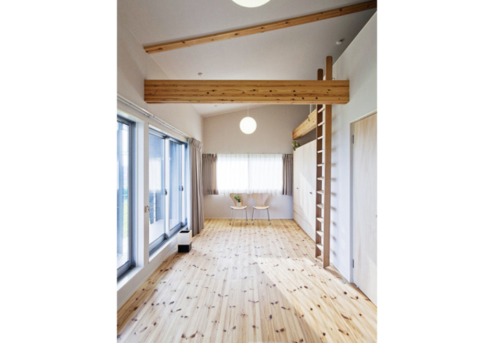 勾配天井で小屋裏収納のある子供室