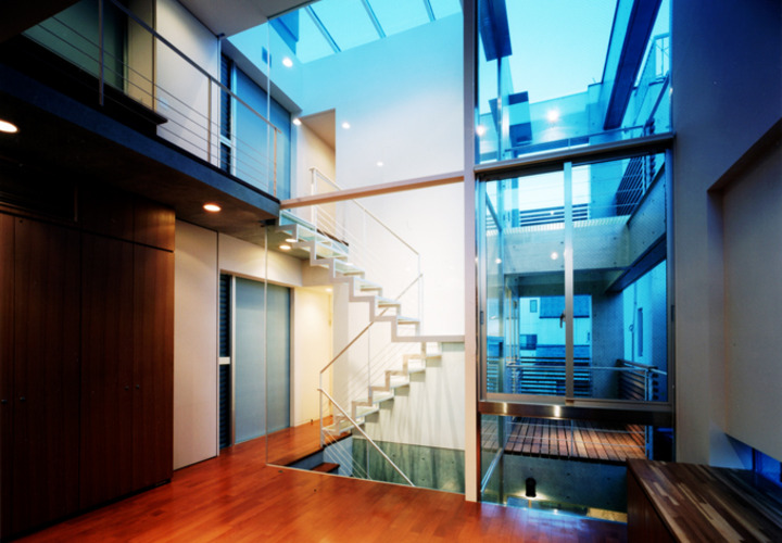 内部に開いた空間を居間から見る