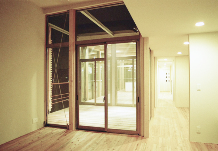 中庭を介して家全体が一体化する！