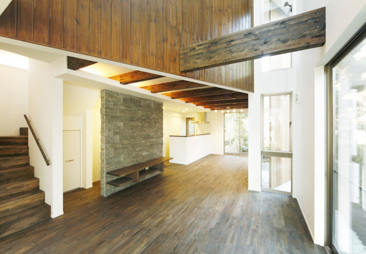 斜めに貫入する木の壁（内部）