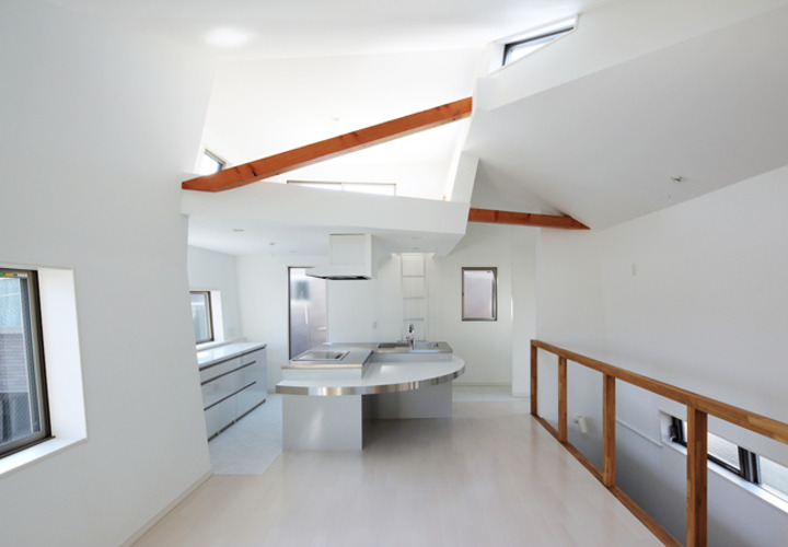 リビングからキッチンとロフトをみる