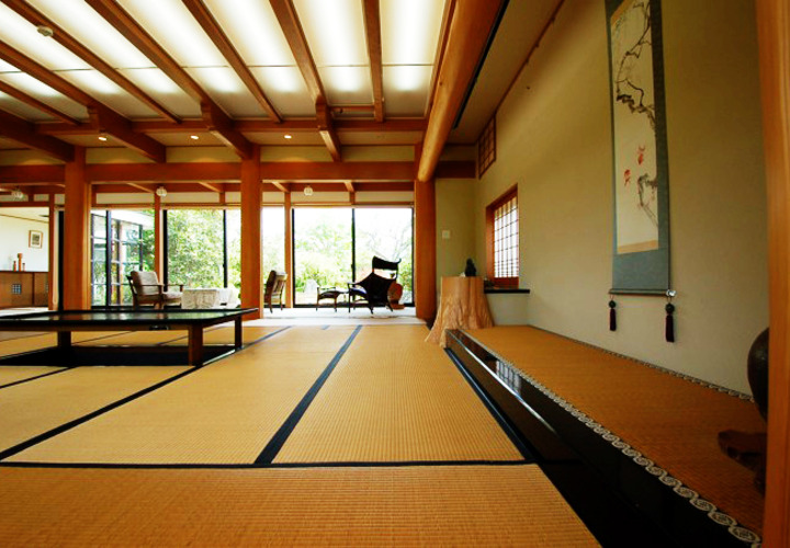 天井中央２間の梁材が出し桁に、出し桁がハネ出し材につながる