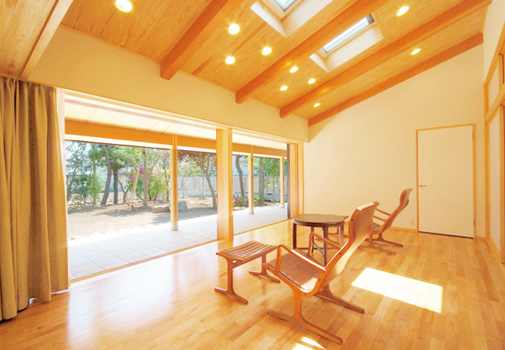 全開口の窓が外と内を繋ぐリビング