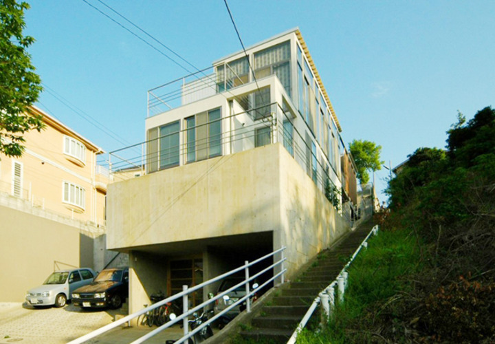 既存ガレージを活用してその上に建設したガラス張りの家