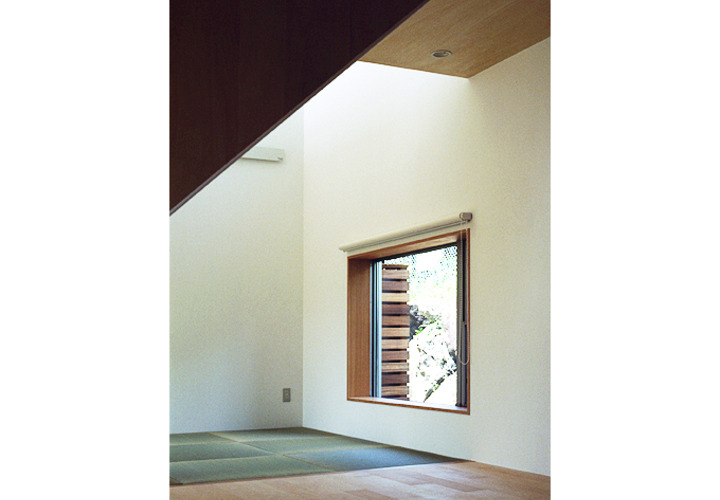 窓ごとに違った庭が見える：北側の庭（庭３）をみる