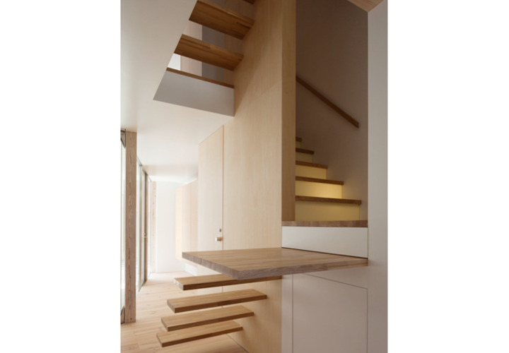 カウンターとしても使える階段踊り場