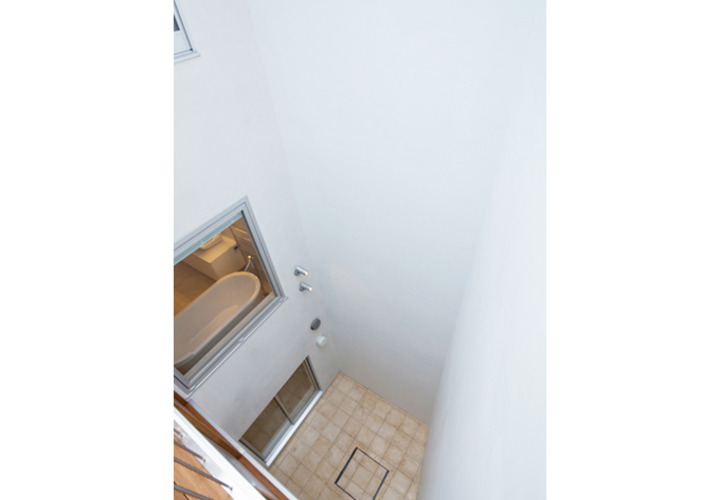 天空から地下を貫く光井戸