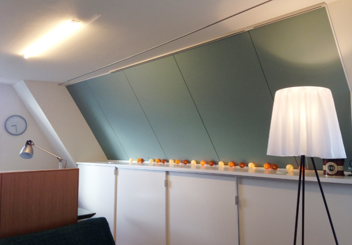 黒板塗装した斜め壁