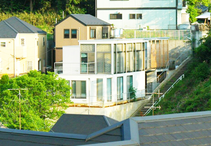 三段敷地に建つバリアフリー住宅