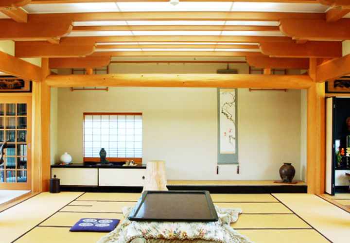 落し掛け（床の間の両端の丸太をつなぐ水平材）