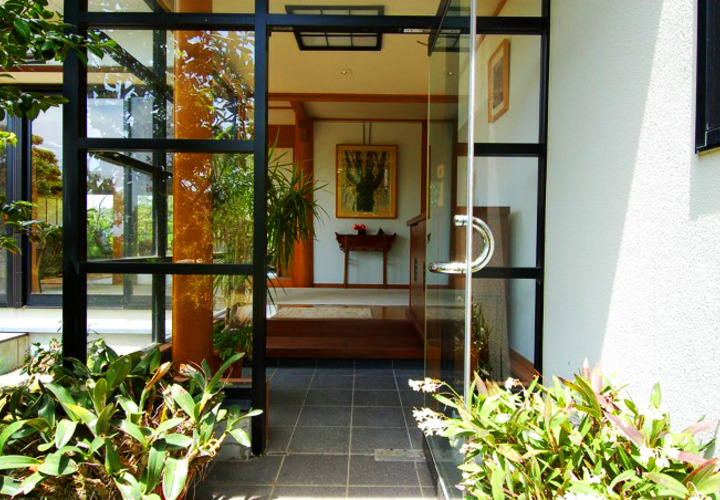 ガラス戸と式台（上がり框）