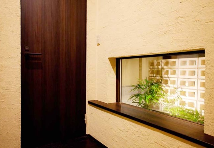 なつかしい気持ちになる、坪庭が見える玄関ホール。