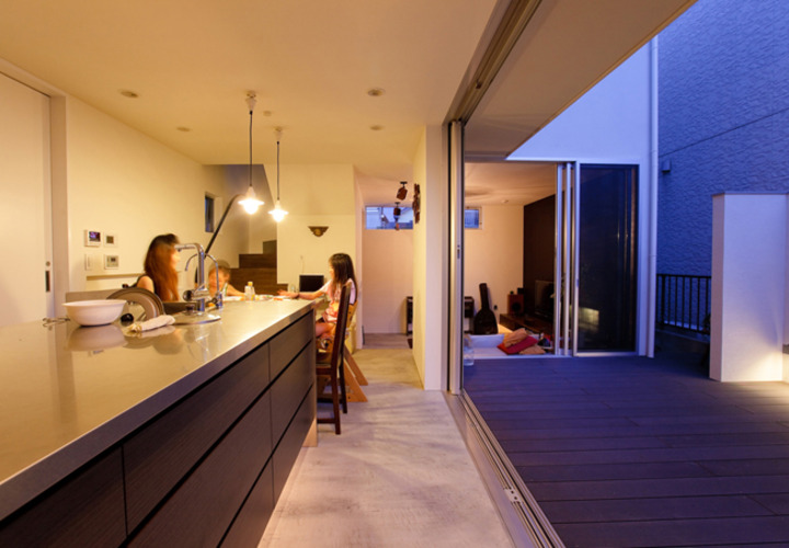 デッキを望むアイランドキッチン