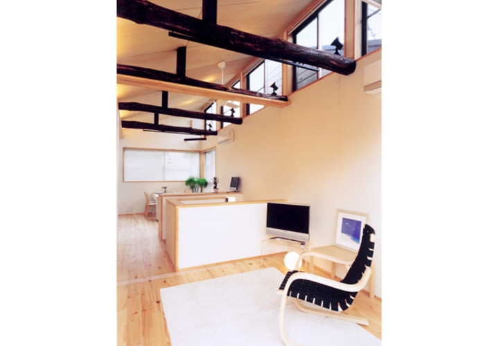 既存の丸太梁をアクセントに生かしたLDK