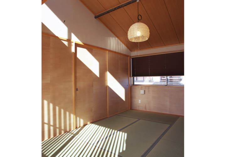 柿渋和紙を貼った和モダンな空間