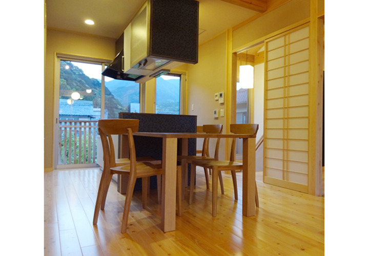 那智山を望むキッチン