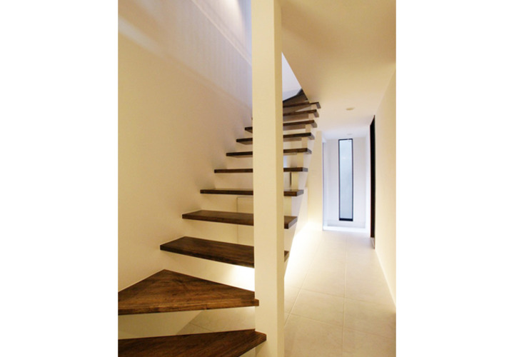 階段とつながる玄関ホール