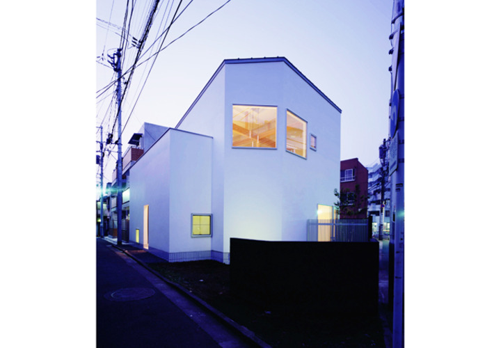 夜の外観