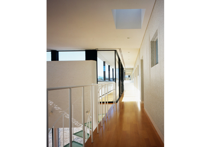 バルコニーとつながる廊下