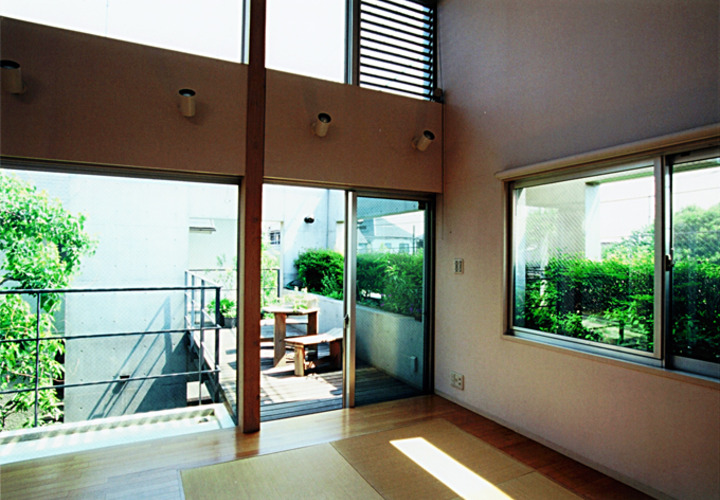 中庭に設けられた木製バルコニー