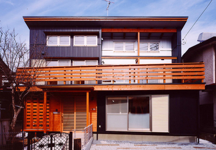 ガルバリウム鋼板と木を用いた外観