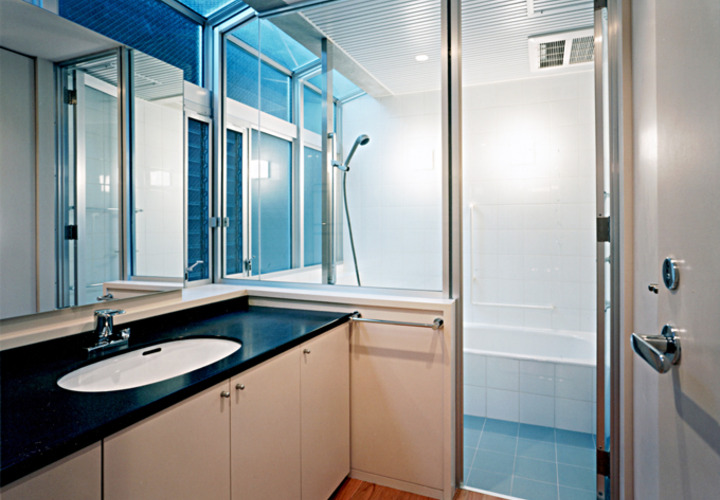 トップライトの有るバスルーム