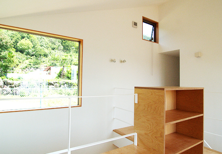 ２階フリースペースから裏山をみる