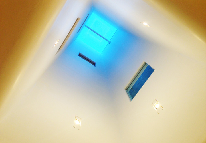 自然光を部屋の奥まで導く光井戸