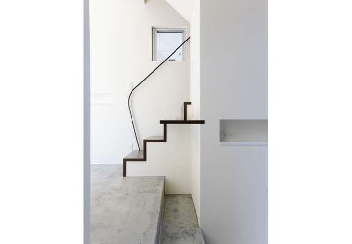 箱型階段と踏板の伸びたデスクスペース