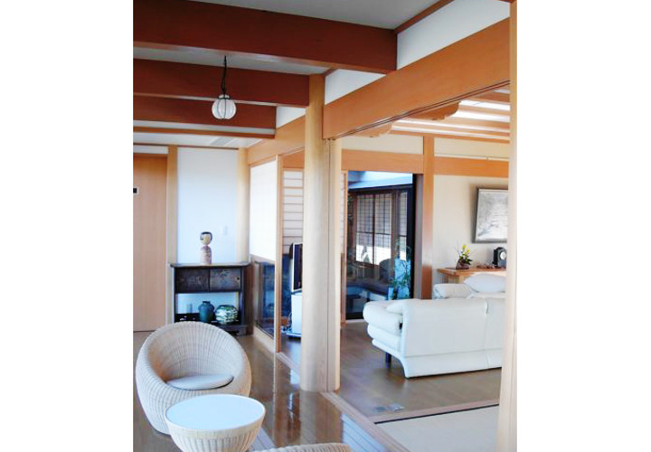 太い丸太と梁・桁の木材が組み合わされている