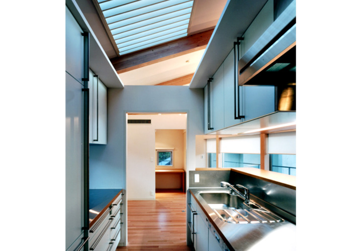 屋根の下の入れ子のキッチン