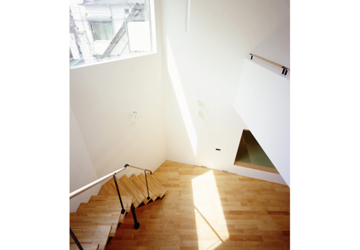 吹抜の大開口から落ちる光と階段