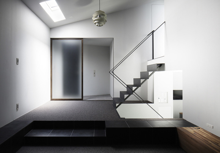 玄関ホールとそれぞれの空間を繋ぐ階段