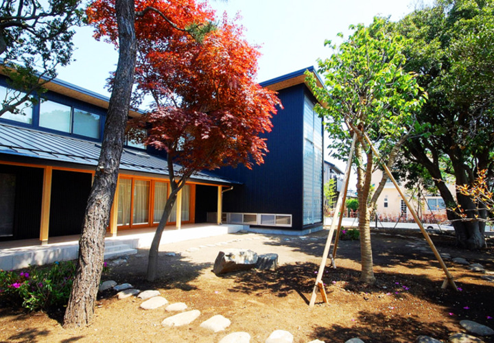 大きなテラスと黒のガルバリウム鋼板の外観