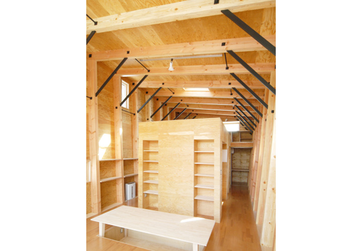 リビングダイニングより書棚の箱を見る