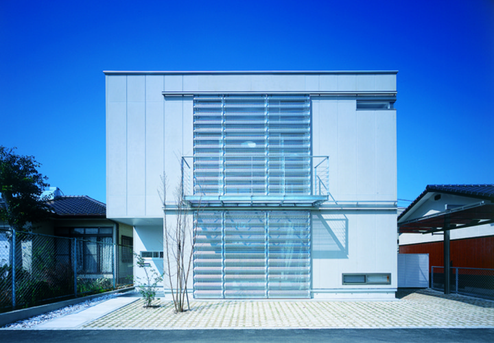 機能とデザインを両立させた雨戸