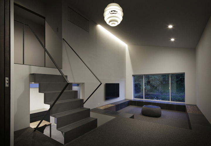 川の流れを感じる段差のあるリビング