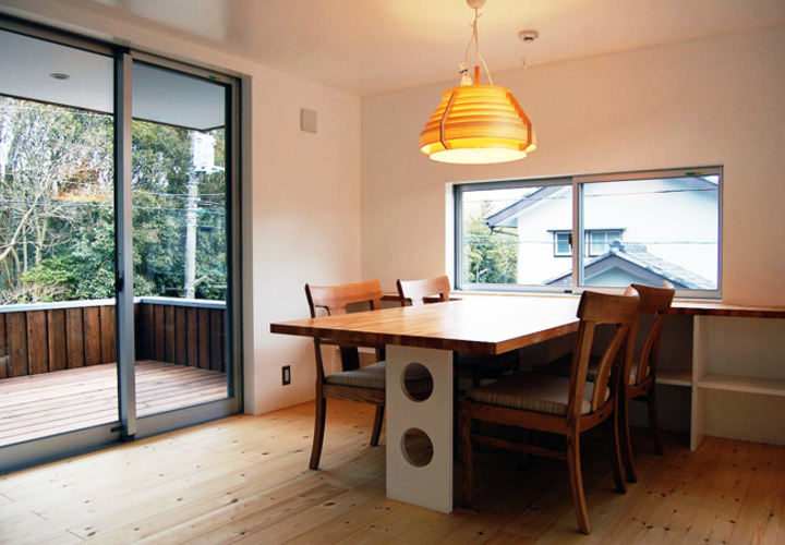造り付けの大きなテーブルがあるダイニング