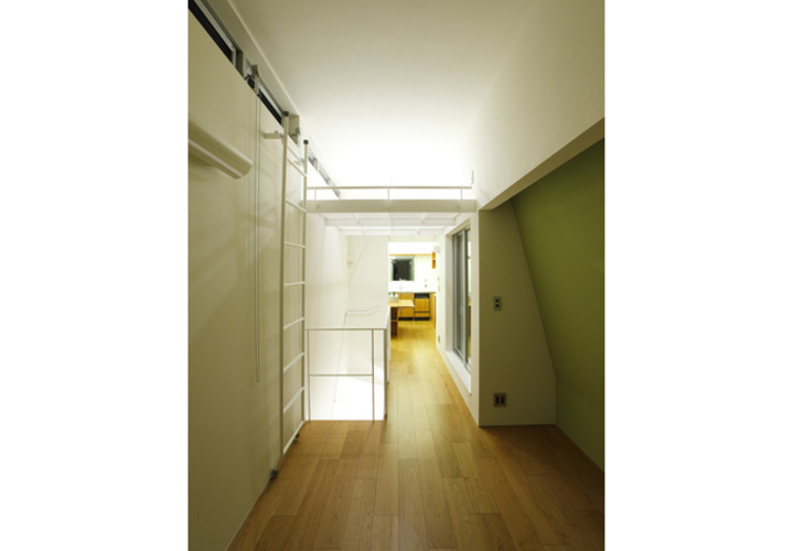 細く高いリビング