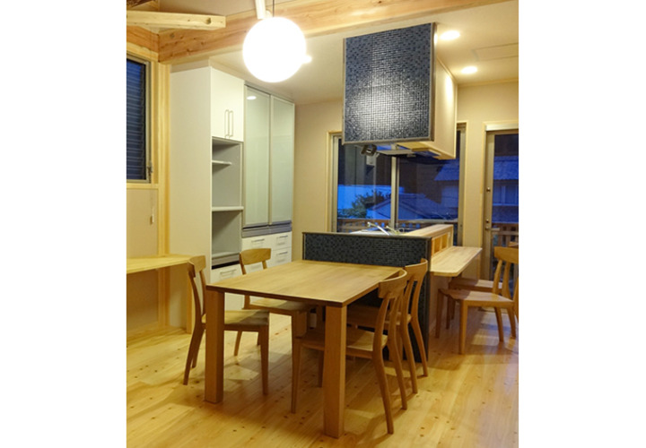 背面収納とアイランド風キッチン