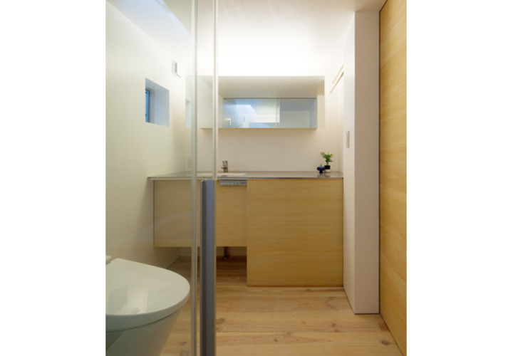 間接照明を組み込んだミラーキャビネット