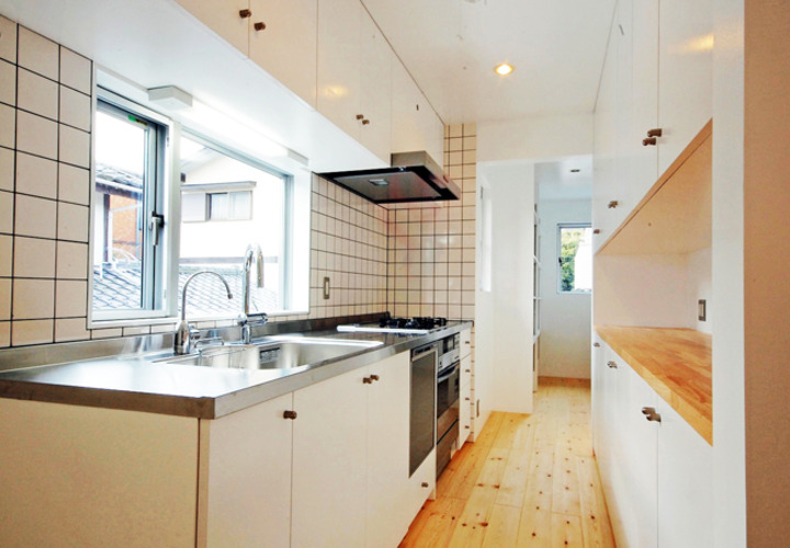 収納がたっぷりな大工工事のキッチン